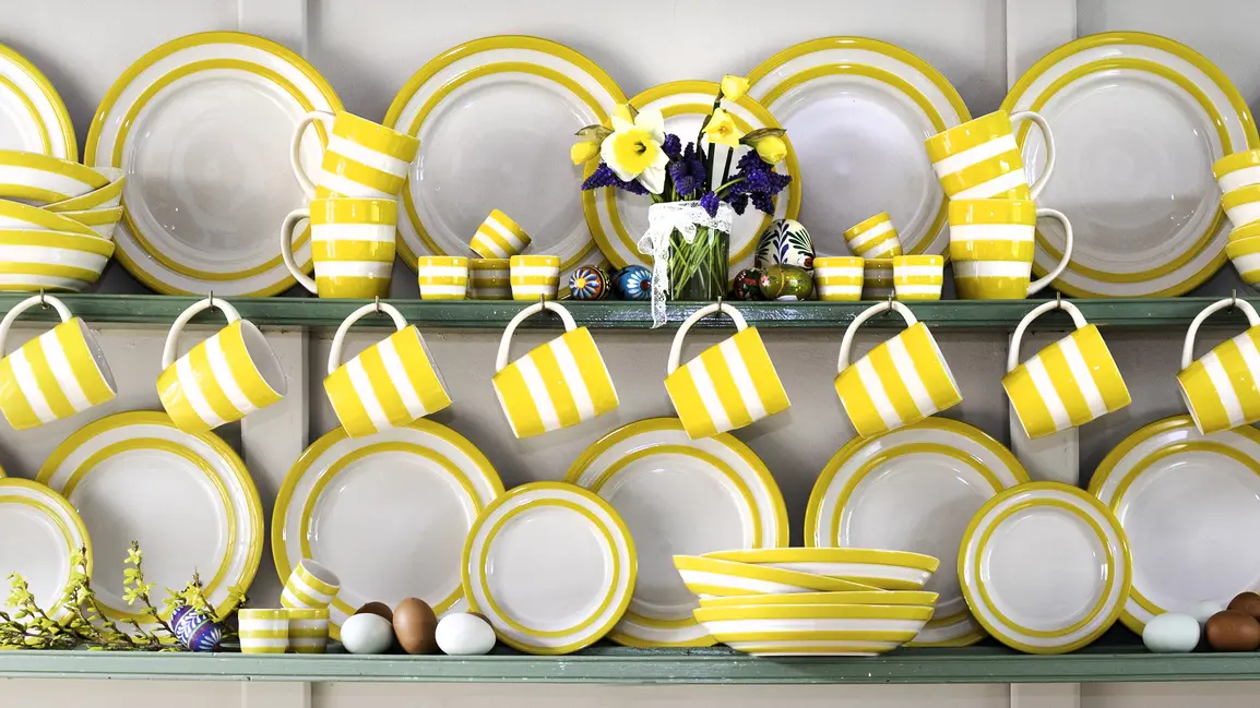 Yellow set outlet